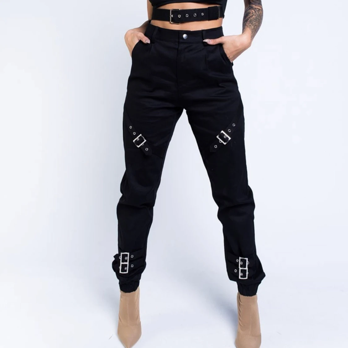 Svarta cargobyxor med silvriga detaljer