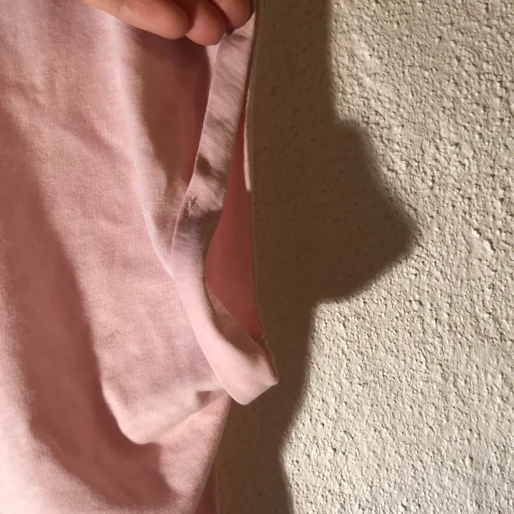 Rosa croppad t-shirt från H&M med uppvikta ärmar. Storlek 134/140. Bra att dansa i.. Hoodies.