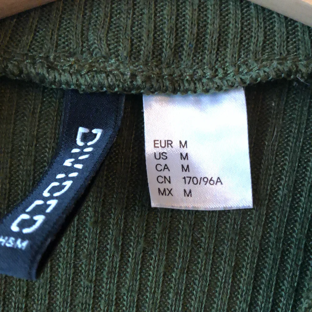Mörkgrön ribbad tröja från H&M (DIVIDE) med turtleneck, boxig passform. Storlek M.. Tröjor & Koftor.