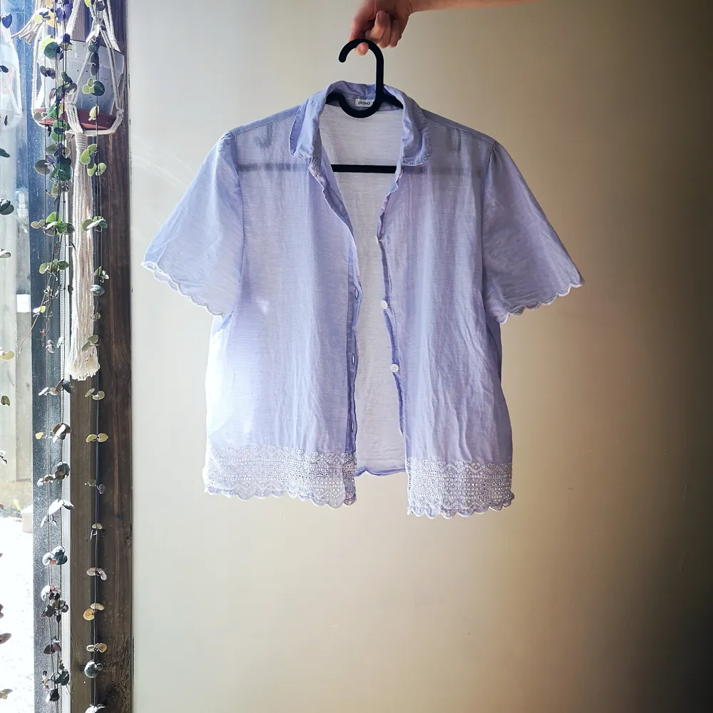 Tunn blå kortärmad skjorta med broderi detaljer 🌼💙 Lite oversize så passar även S. Köparen står för frakt. . Skjortor.