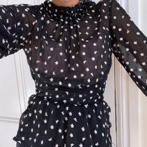 Zara blus - Säljer min helt oanvända jättesöta blus från zara. Syns ej på bilden men den är öppen i ryggen. Storlek XS.