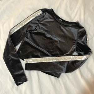Bikbok topp storlek XS - Jättefin topp från Bikbok i storlek XS, passar en S också.💖💖