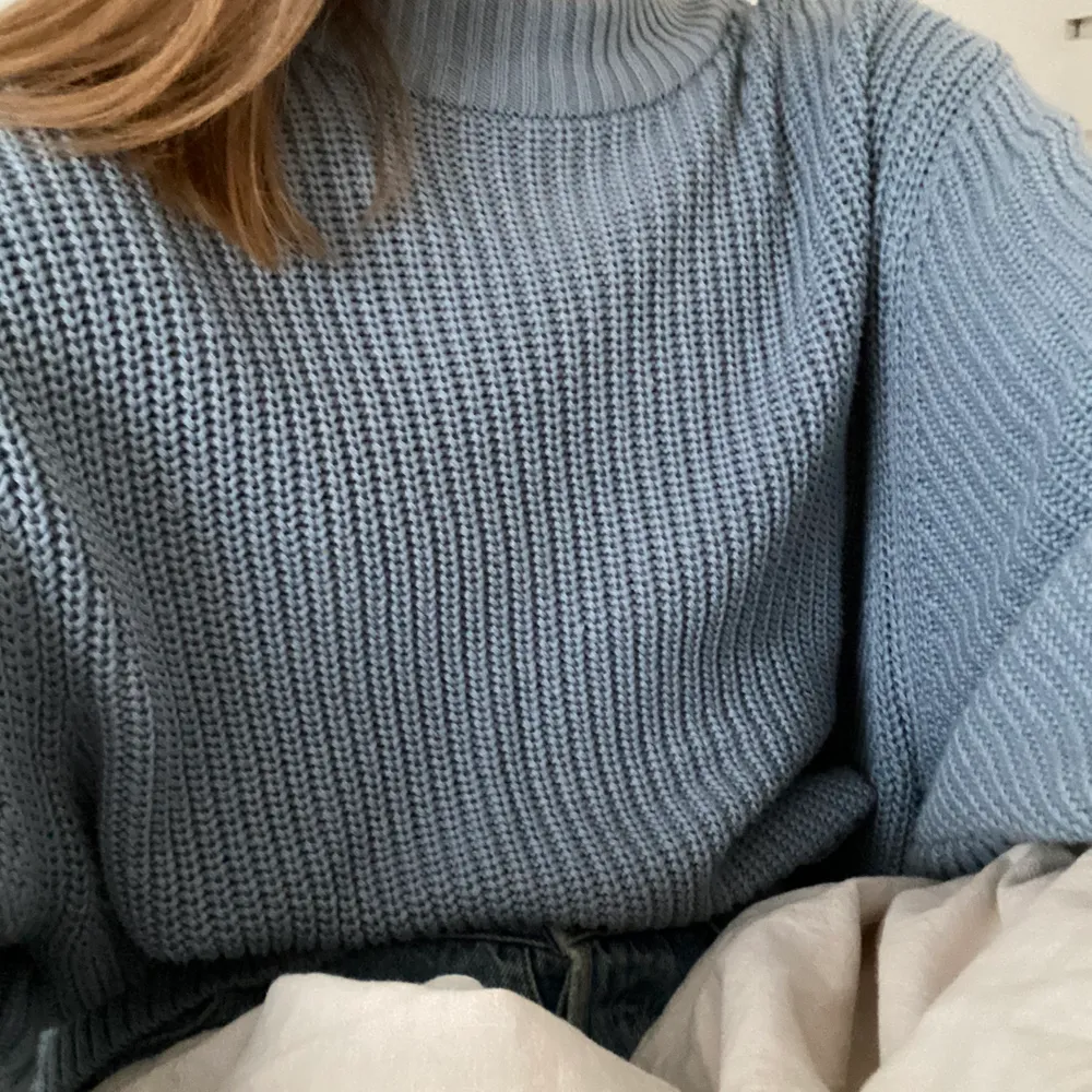 Säljer denna snygga ljusblå/ gråblå stickade tröjan från monki i str M. Passar XS-L beroende på hur man vill att den ska sitta men sitter snyggt oversized på mig som har Xs. Frakt tillkommer på ca 50kr. :). Stickat.