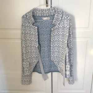 Odd Molly-kofta - Använd fåtal gånger, bra kvalité & skick. 100% bomull samt äkthet. Köpt på en Odd Molly-butik i Stockholm.