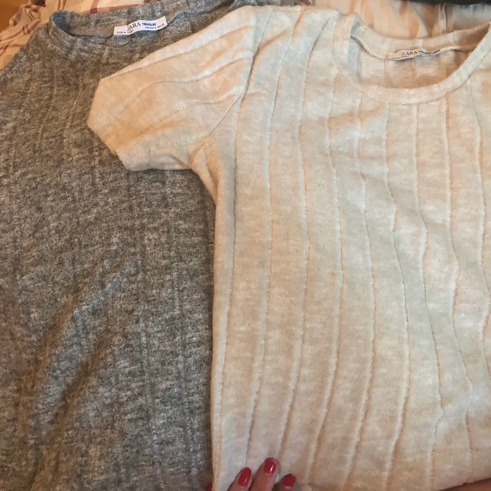 Jättefina tröjor från Zara, endast testade då jag insåg att det inte riktigt är min stil. Båda i storlek S men den krämvita är lite större av någon anledning. Båda är däremot sköna och stretchiga. 80 kr tillsammans eller 50 separat. . T-shirts.