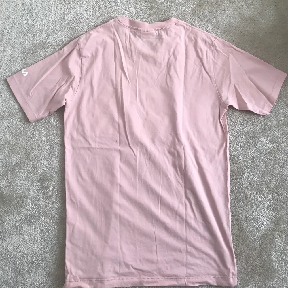 Hej! Säljer denna superfina rosa fila-tröja, då den inte kommer till användning. Den är endast använd nån enstaka gång, så väldigt gott skick!. T-shirts.