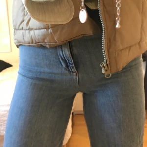 Jeans zara strl 36 - Hahaha förlåt men det är SKITSVÅRT att ta bilder på byxor??? Men här är iallafall ett par byxor från zara som jag tydligen försökt sy in pyttelite (bild 3) Aja storleken är iallafall 36/38, utsvängda men tyvärr lite korta på mig (är tyo 1.73)