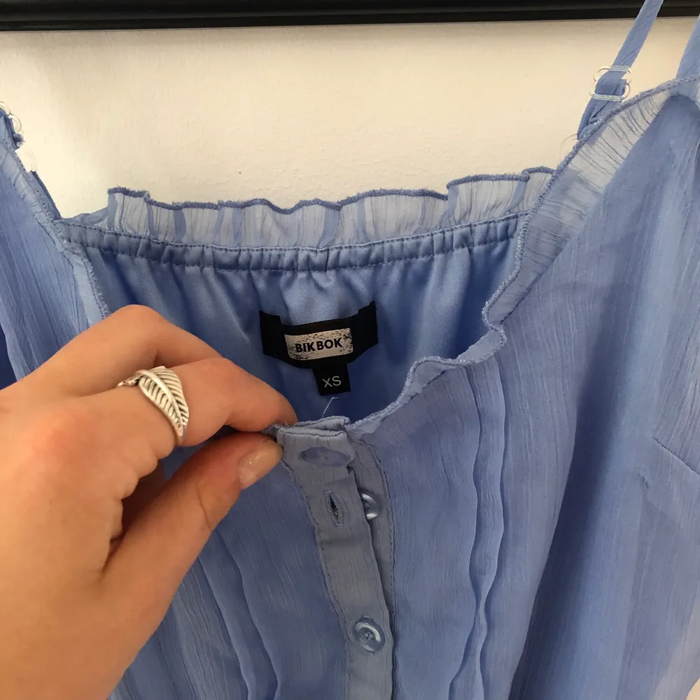 Suuuperfin somrig klänning i så fin blå färg! Köparen står för frakt🦋. Klänningar.