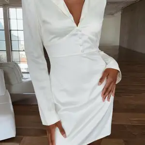 Jättefin och snygg klänning i vitt från det australienska märket TigerMist. Klänningen har aldrig använts, prislappen sitter kvar. Säljer pga för liten. Köptes för 900 kr på hemsidan, klänningen är slutsåld.