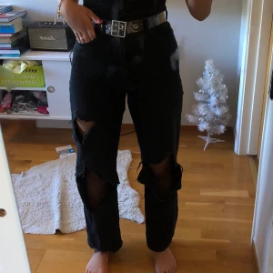 Svarta håliga byxor - Skitcoola svarta byxor som sitter så bra. Jag är 174 och dom är bra i längden på mig.