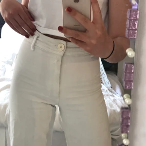 Högmidjade vita jeans🤍 - Fina jeans i storlek 24/34. Lite vida nertill. ASsköna!! Kan behöva strykas (se bild 3). Köpta för ett år sedan för 400 kr, använda 3 gånger sedan dess. Frakten är inräknad i priset på 60 kr om man inte kan mötas i Gbg!🤍  Innerbenslängd: 67 cm