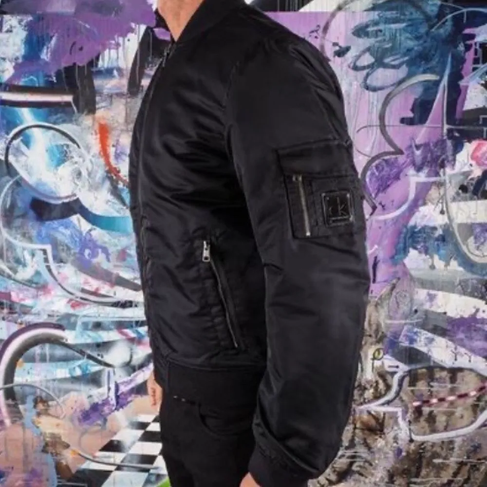Calvin Klein Bomberjacket, storlek S, använd fåtal gånger (bra skick). Säljer pga passar inte riktigt mig. 500kr . Takit.
