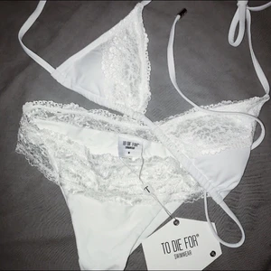 Jättefin bikini från Elsa & Rose - En jättefin vit bikini från Elsa & Rose (som hette To Die For innan) i toppenskick✨ Underdelen är i storlek M och överdelen i storlek S. Perfekt nu till sommaren