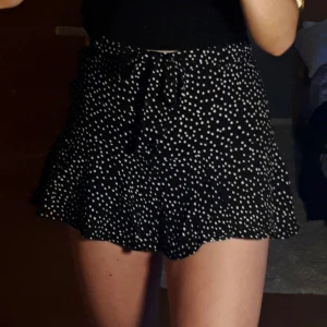 Kjol - Jättefin kjol med ett band att knyta samt inbyggda shorts under! Skulle säga att den passar både S och XS, är 174cm och på mig är den lite kort. Dragkedja på sidan💕 bra kvalitet och bra skick :)