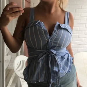 Blus - Skjortblus, nyskick!! Superfin med knyte framtill och knappar som man kan knäppa upp eller stänga. 