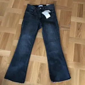 Helt nya Zara jeans med taggar . Mid-Rice cropped jeans 