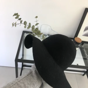Hatt - En svart jättefin hatt från h&m, passar perfekt nu till sommaren och väldigt modernt med en sådan hatt💘 