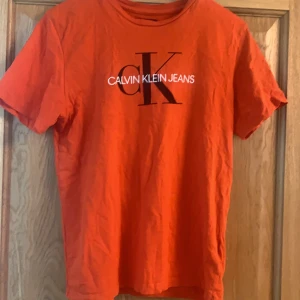 T-shirt från Calvin klein - T-shirt från Calvin Klein stl S, använd fåtal gång, fint skick. 100kr! Köparen står för frakten