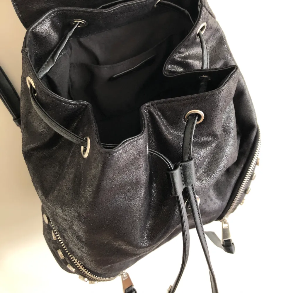 Ny väska från ZARA, använd Max 5 gånger. Kostade 399kr. Alla dragkedjor går att öppna och förvara saker i så det är ingen detalj. Väskan är ca 30 cm på höjden och 20-30cm på bredden och 15 cm på djupet. . Väskor.