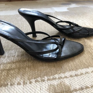 Svarta pumps - Om du ska ut en kväll med dina kompisar och vill ha ett par bekväma klackskorna är dessa skor perfekta. Personligen tycker jag att klacken är precis lagom lång och bekväm! Eftersom jag har växt ut dessa känner jag att någon annan kan njuta av dem:)