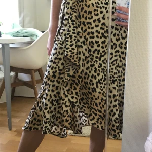 Supersöt kjol - Säljer denna söta kjol från Gina som är omlott och med volang. Är i fint skick o säljs för att den tyvärr inte längre kommer till användning. Köparen står för frakten (63kr)