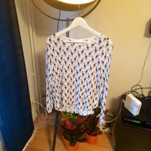  - Vit tröja med giraffer. Skönt material. Använd 1 gång. 