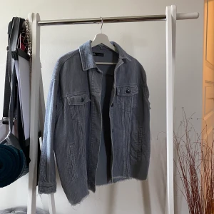 Manchesterjacka - Babyblå manchesterjacka från zara💗 står strl xs men den är väldigt oversized så skulle säga den absolut passar s&m också! Möts endast upp i stockholm🥰