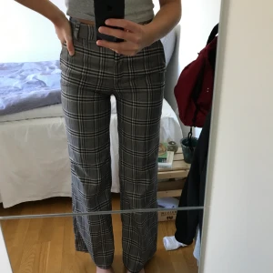 Rutiga kostymbyxor - Fett snygga kostymbyxor som går ner över foten! Något tighta för mig över låren, därför säljer jag dem. 