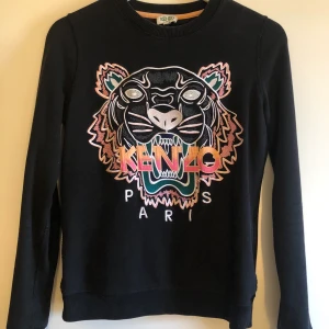 Kenzo - Svart kenzo tröja köpt för ca 2-3 år sedan men knappt använd. Köpt på NK Göteborg för 2000 kr.