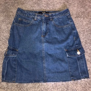 Bikbok jeanskjol - Jätte jätte fin jeans kjol som tyvärr aldrig använts.      (Ord pris 299 kr) Stoleken är 34 men passar även mig som har 36❤️super fin att ha nu till sommaren när man är lite brun