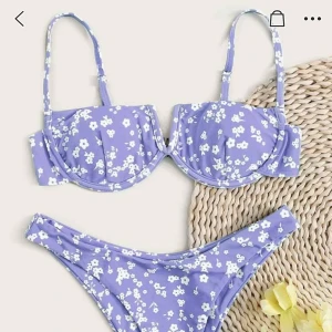 Bikini från Shein - Fin bikini som jag köpt på shein. Pågrund av att den inte passade mig så vill jag gärna att någon annan ska få användning för den. storleken är S och det skulle jag hålla med om, den passar inte mig som är XS. Superfin!