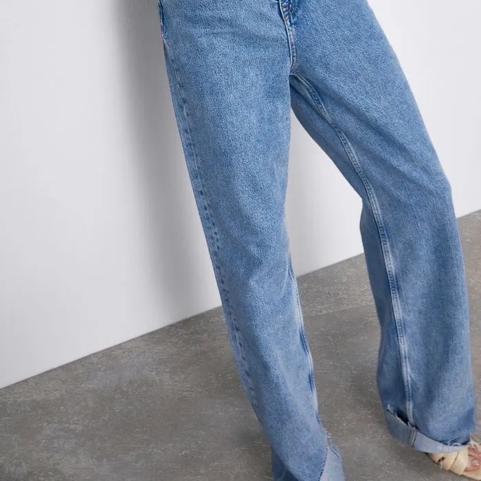 Supersnygga långa jeans från Zara, storlek 38. Använda en gång. Jag är 176 cm lång och de är perfekta i längden. Är säkert mycket snygga på någon som är kortare också! Fraktar endast. Priset är inklusive frakt. Säljer pga för små på mig. . Jeans & Byxor.