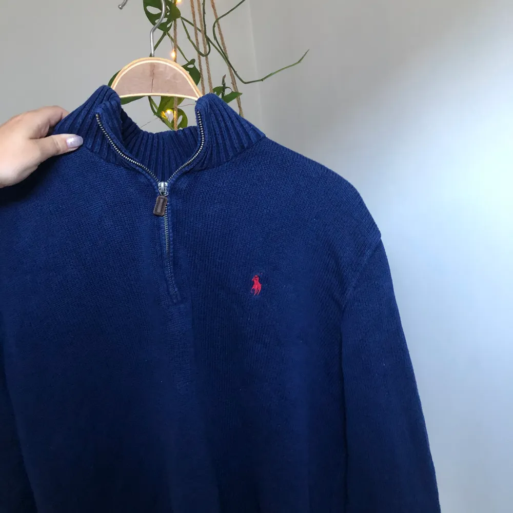 SÄNKT PRIS 30/06 Blå stickad Ralph Lauren tröja, strl Xl sitter snyggt oversized på M. Som ny! Köptes för 300kr🐑🍒. Stickat.