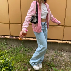 Oversized kofta i tie dye mönster! - Superfin kofta som är lite oversized i rosa å vit färg! Somrig🥺🌸 kan mötas på söder, annars står köparen för frakt på 59kr! Om fler är intresserade sker budgivning💋 annonsen finns KVAR så länge den ligger uppe.  Senaste bud 350