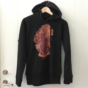 Harry Potter-hoodie - Oanvänd gryffindor-hoodie.                     Säljer för 350🧡