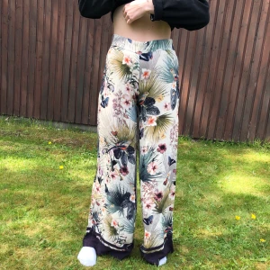 Byxor - Tunna somriga byxor från H&M strl 38. Aldrig använda! Köparen står för frakt 🧡