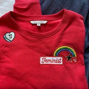 Rebecca Minkoff tröja - Hej jag säljer en Rebecca Minkoff tröja i medium köpt på NK i Stockholm. Vita fläckar på ena armen. Säljer för 260kr ink frakt!