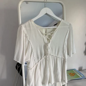Blus från Zara - Söt blus från Zara i strl XS. Säljer då den inte används, möter upp i Umeå annars står köparen för frakten💕