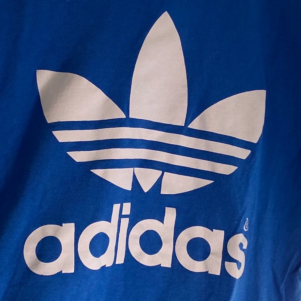Adidas frakt ingår i priset . T-shirts.