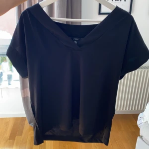 Svart luftig blus - En blus från Lindex i mycket luftigt material, aldrig använd pga köpte för stor storlek.