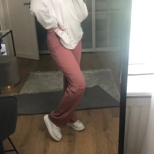 Rosa kostymbyxor  - Säljer mina super fina rosa kostymbyxor från H&M, använd fåtal gånger. Frakt ingår i priset. Strl XS men passar S också 