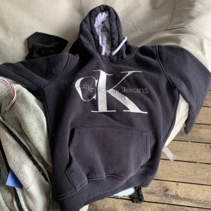 Calvin Klein/peak performance  - Säljer 2 tjocktröjor, använt skick. I str är dom som S/m