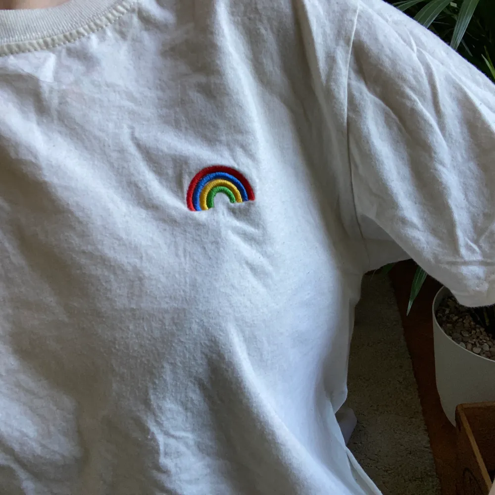 En söt croppad tshirt med motivet av en regnbåge samt text på ryggen från Urban Outfitters! Jag har inte fått användning av den här tröjan på ett tag och säljer den därför. Den är i väldigt bra skick!😊 frakt tillkommer💕. T-shirts.