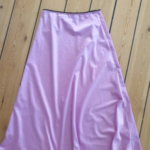 Lång kjol - Säljer min långa lila kjol från zara, helt felfri👍