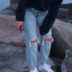 slitna jeans från Hm i storlek 36/38 - Super fina jeans med hål i från Hm som tyvärr inte kommer till användning. De är liite stora i midjan för mig som vanligtvis när storlek 36. Skicket är som nytt, inga slitningar, fläckar osv. Frakt på 66kr. 