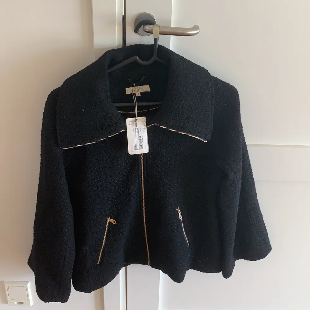 helt ny jacka inköpt från mq. modell celina.             https://www.marqetstores.se/365-selina-jacket-black/  . Jackor.