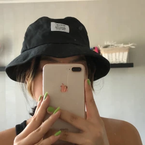 Bucket hat - bucket hat köpt på urban outfitters, använd 3 gånger max och i perfekt skick 🥰 frakt 22kr (läs ”policy” innan köp)