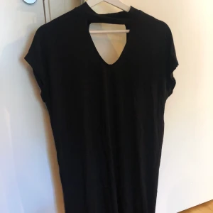 Klänning - Klänning från Gina Tricot aldrig använt med prislapp