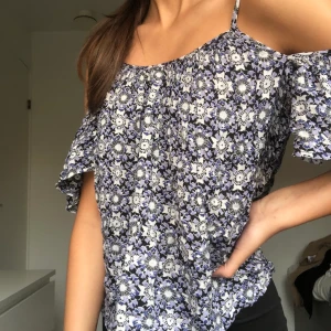 Linne med axeldetaljer - Luftigt Bik Bok linne i storlek XS med bara axlar, använd ett fåtal gånger, köpare står för fraktkostnad.