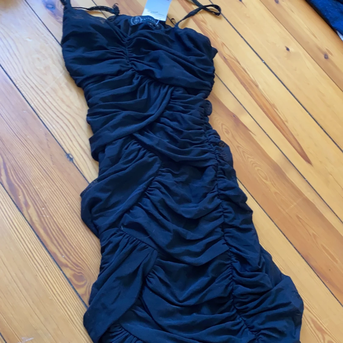 Svart tight klänning